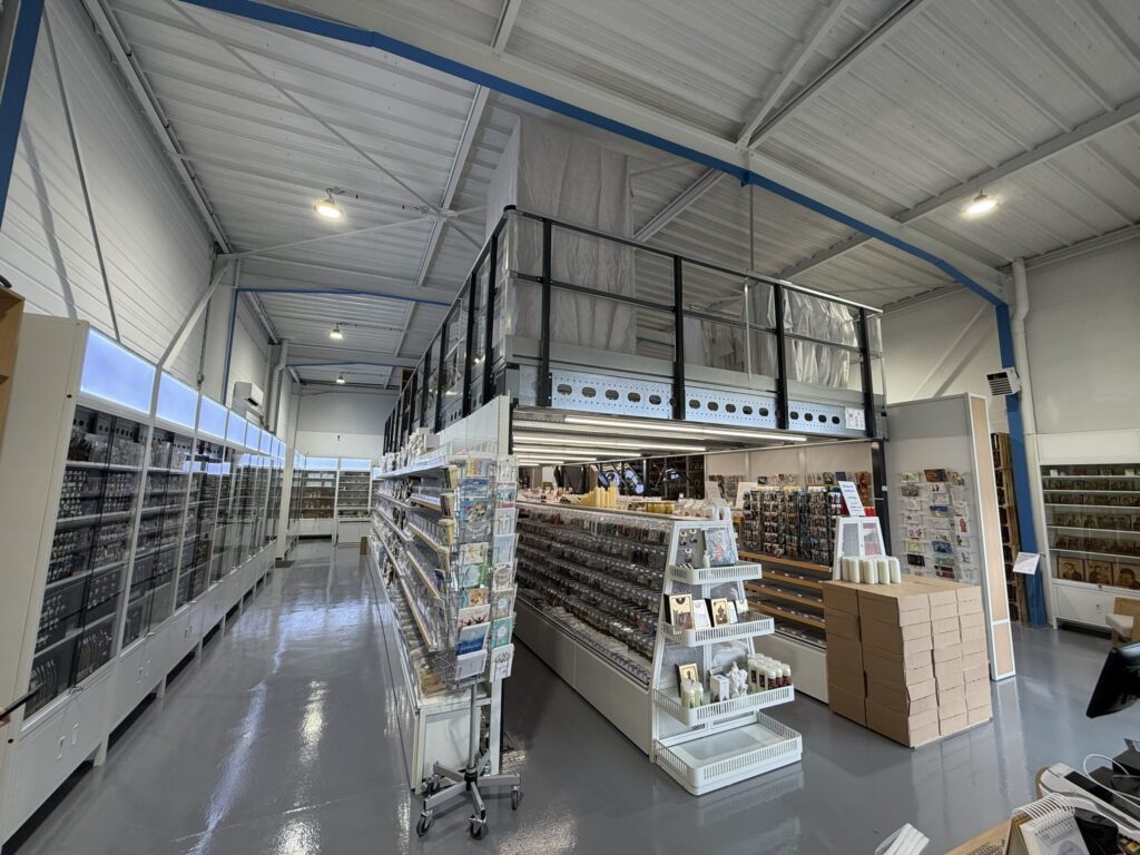 Concept store, boutique religieuse, intérieur du magasins, plus de 7000 références chrétiennes, à Tours (37)