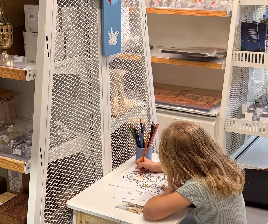 Espace dessin pour les enfants dans notre boutique religieuse à Tours (37)