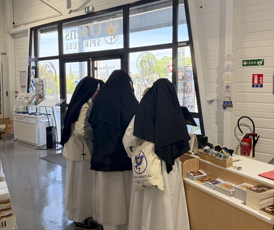 Boutique religieuse à Tours - des bonnes soeurs en train d'acheter des articles religieux